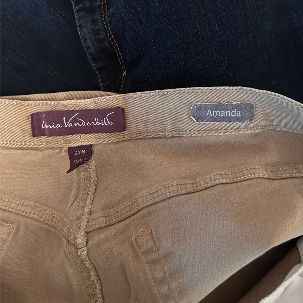 2 pair, women’s Gloria Vanderbilt jeans, size 24w short - Picture 2 of 4